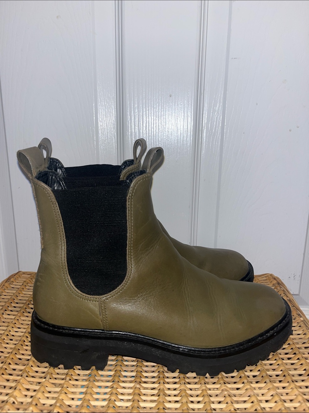 EVERLANE Lug sole Chelsea boot in Beech